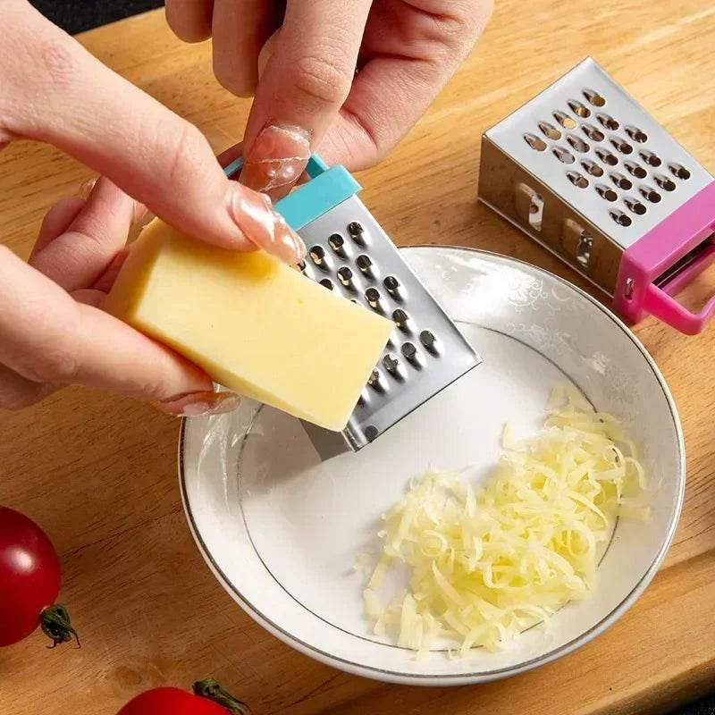 Mini râpe à légumes, éplucheur de fruits, trancheuse à fromage - La Boîte à Ustensiles